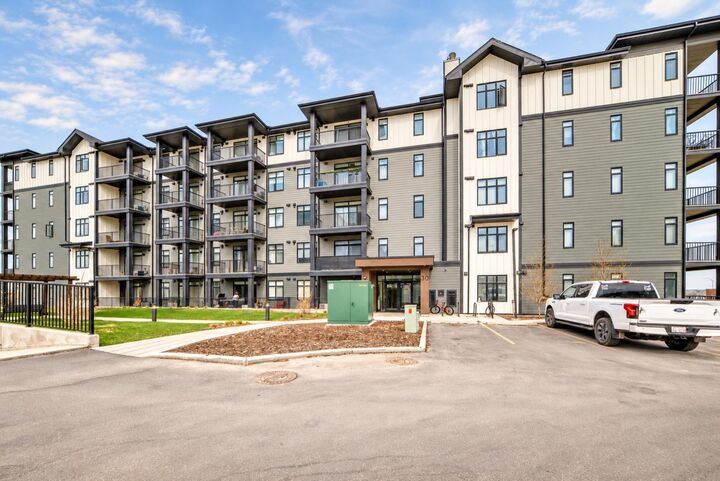 Property Photo:  30 Sage Hill Walk NW 410  AB T3R 2A9 