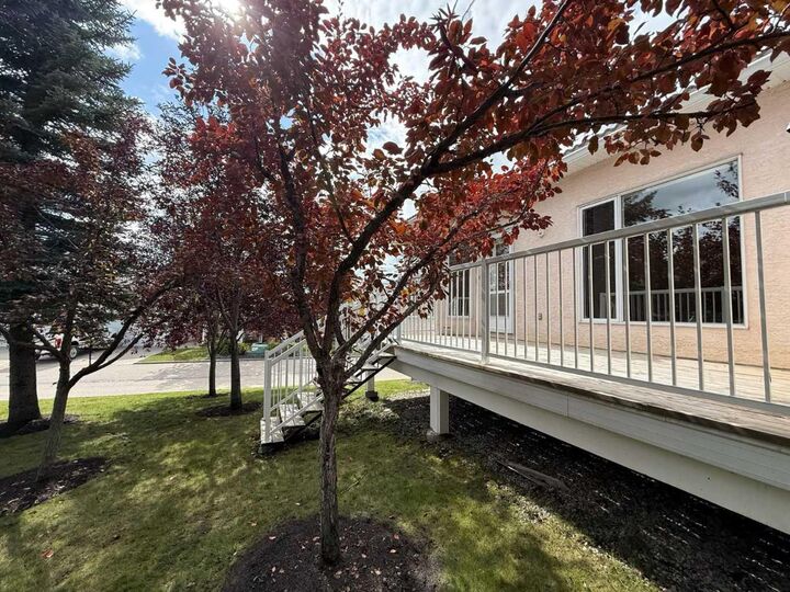 Property Photo:  8 Scimitar Rise NW  AB T3L 2C9 