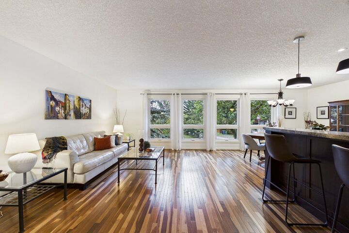 Property Photo:  43 Beaconsfield Rise NW  AB T3K 1X3 
