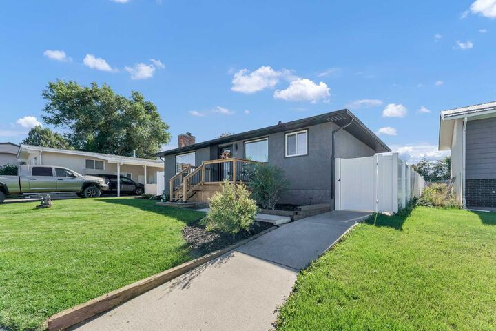 Property Photo:  2427 24 Street SE  AB T1B 1B1 