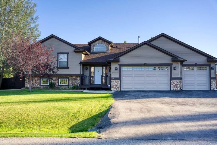 Property Photo:  11 Wenstrom Crescent NE  AB T0J 1X1 
