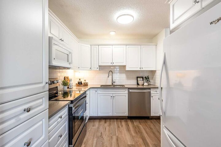 Property Photo:  1682 7 Avenue NE  AB T1C 1H9 