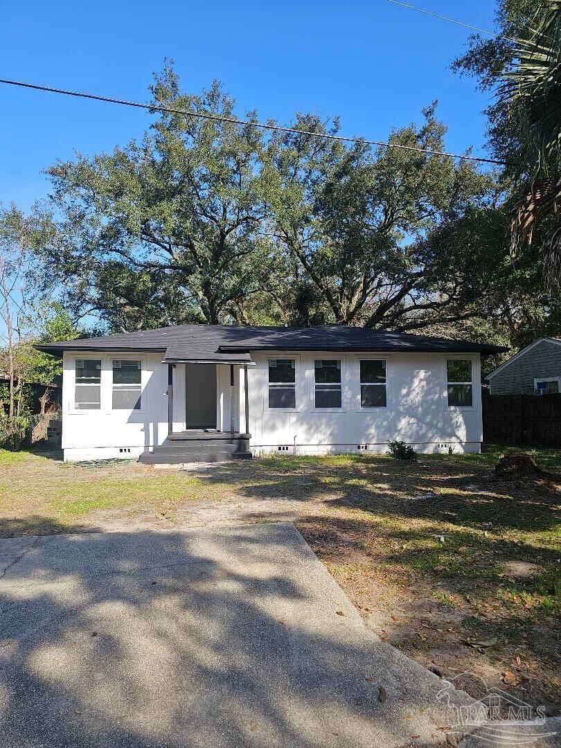 Property Photo: 26 Kennington Dr FL 32507