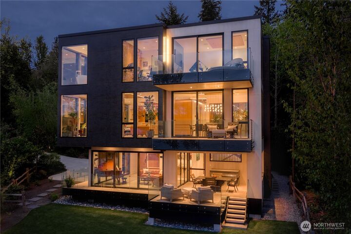 Property Photo:  3101 E Lake Sammamish Parkway NE  WA 98074 