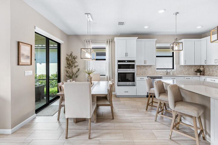 Property Photo:  532 SE Villandry Way  FL 34984 