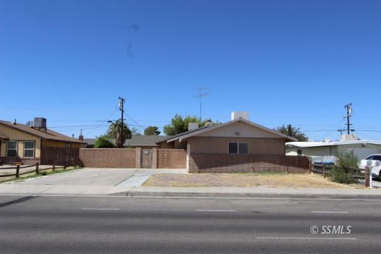 Property Photo: 129 S Sunland St CA 93555