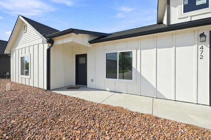Property Photo:  472 E Harper St  KS 67147-8948 