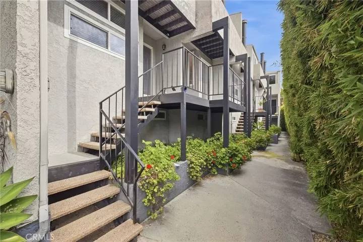 Property Photo:  4018 Redwood Avenue Unit B  CA 90066 