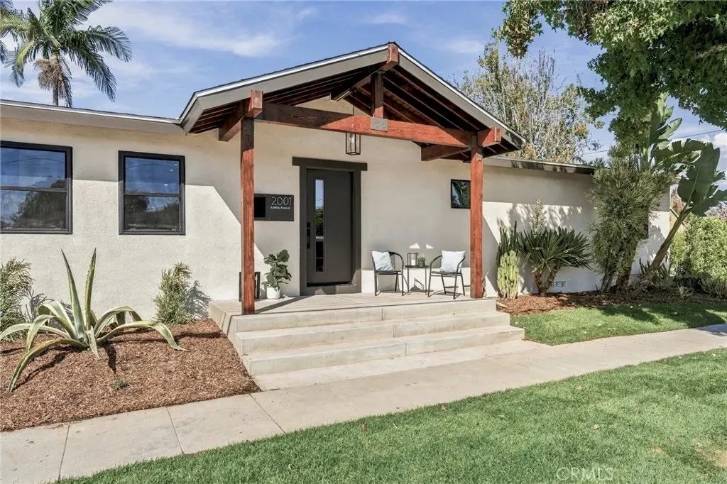 Property Photo:  2001 Carfax  CA 90815 