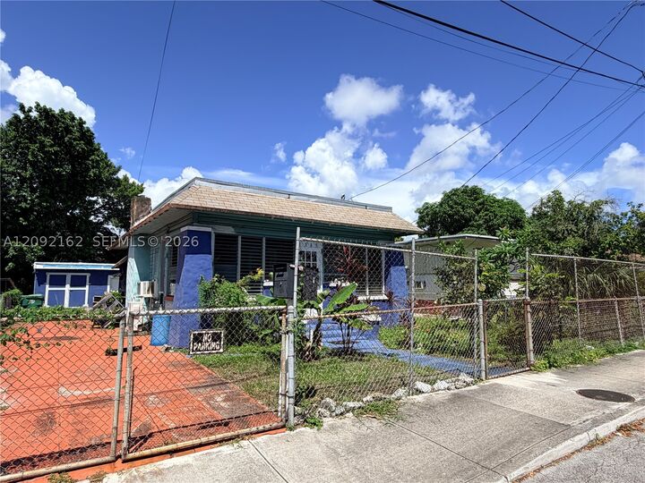 Property Photo:  