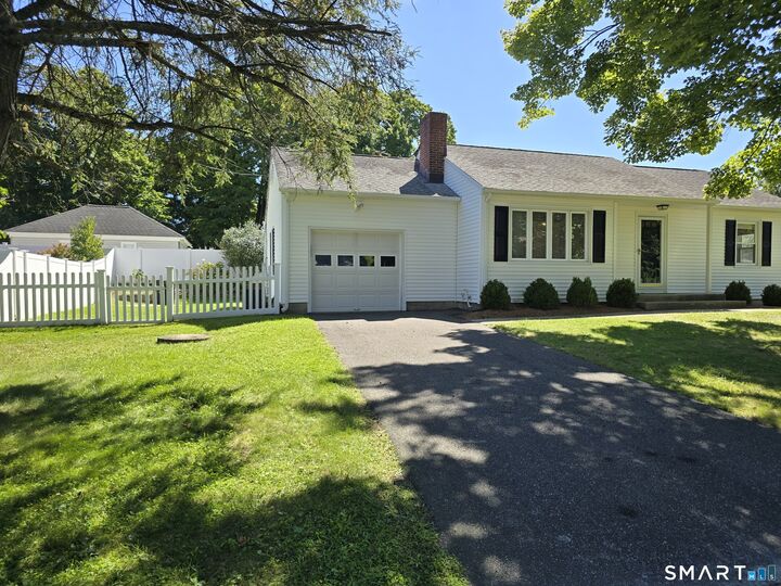 Property Photo:  1 Albers Road  CT 06811 