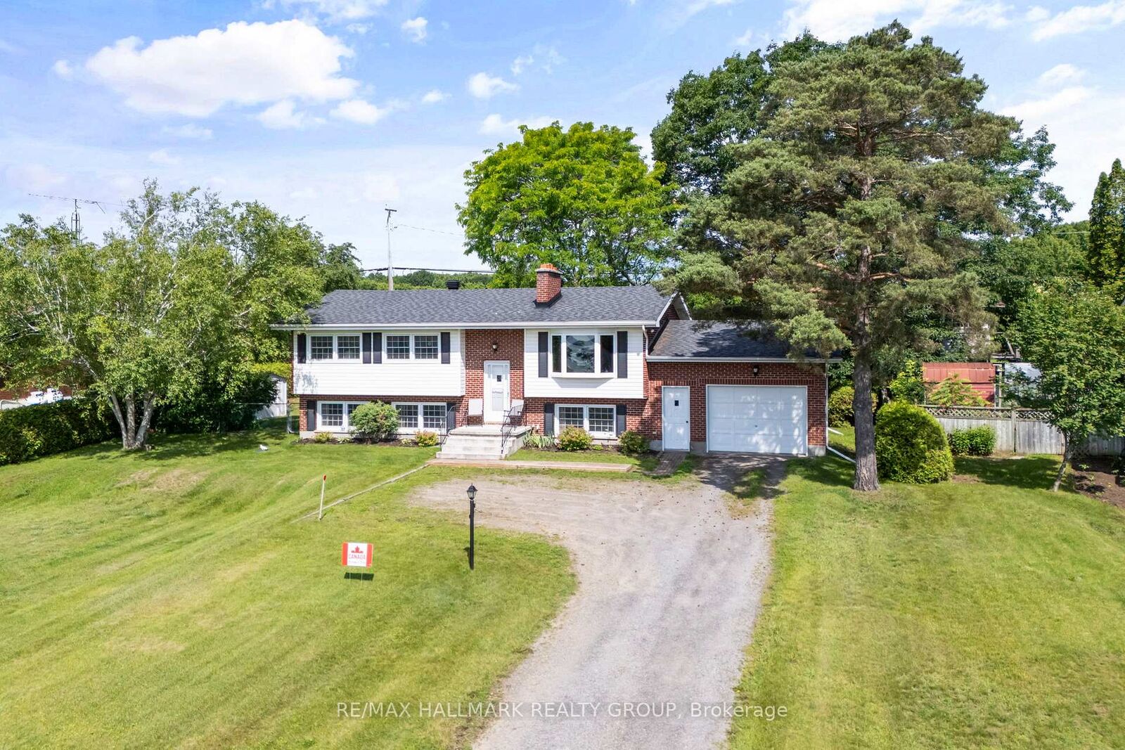 Property Photo: 22 St Lawrence Court ON K0E 1T0
