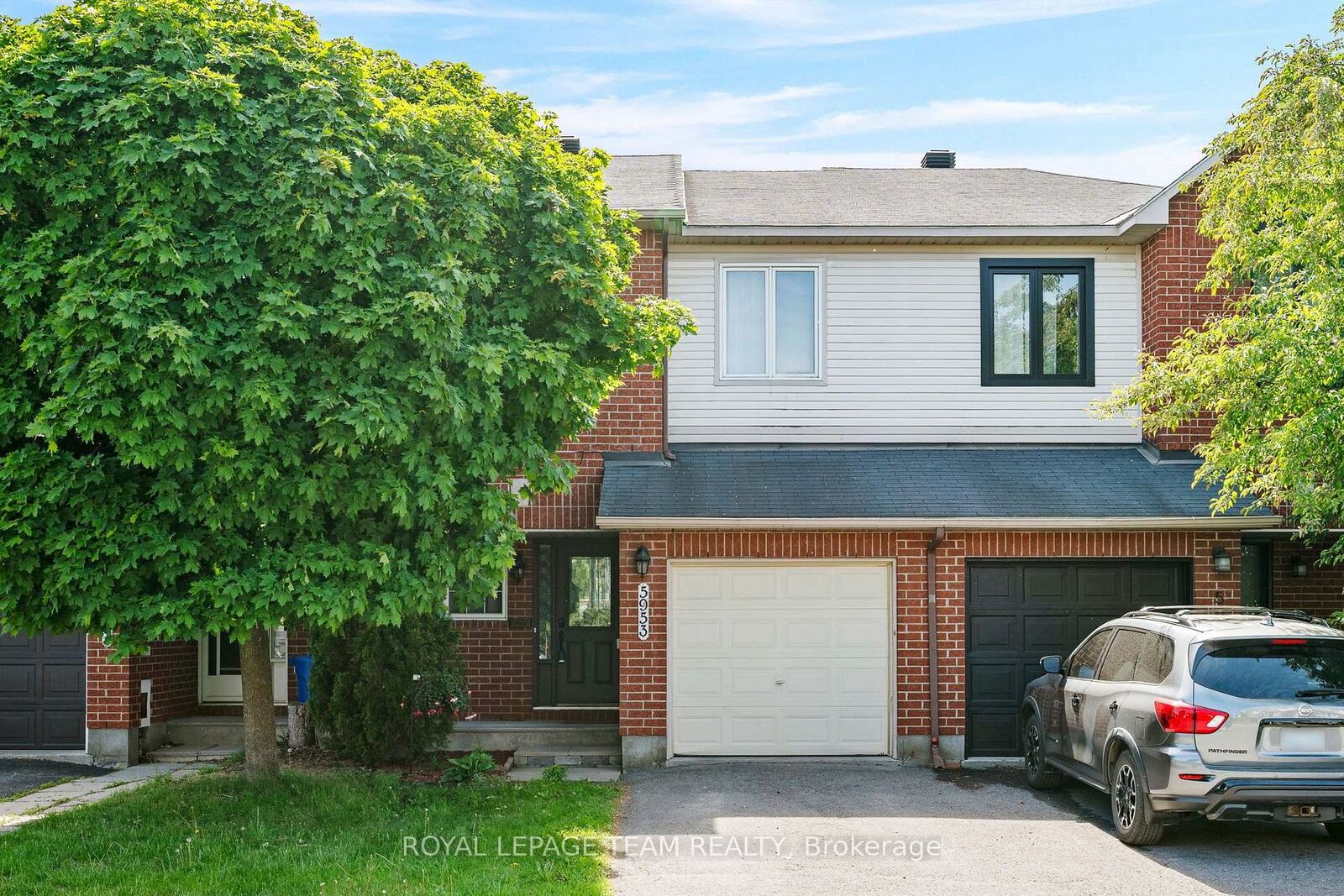 Property Photo: 5953 Pineglade Crescent ON K1W 1G9