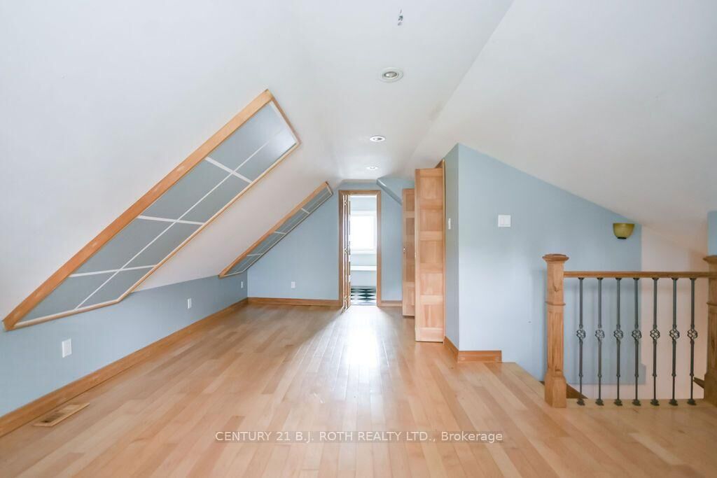 Property Photo:  45 Grove Street W  ON L4N 1M6 