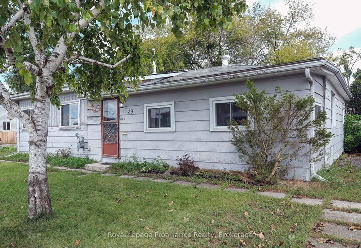 Property Photo:  39 Centre Street  ON K8N 4W7 