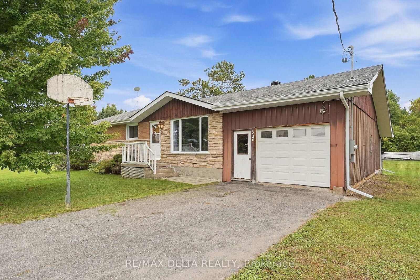 Property Photo:  836 Cartier Street  ON K0B 1C0 