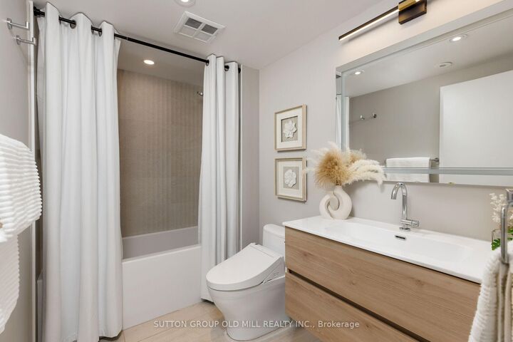 Property Photo:  46 Western Battery Road 809  ON M6K 3P1 