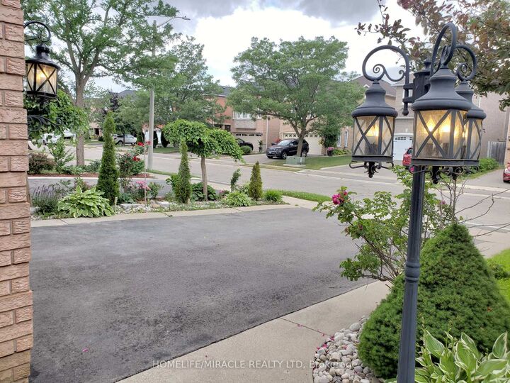 Property Photo:  6 Sweet Briar Lane  ON L6Z 4V3 
