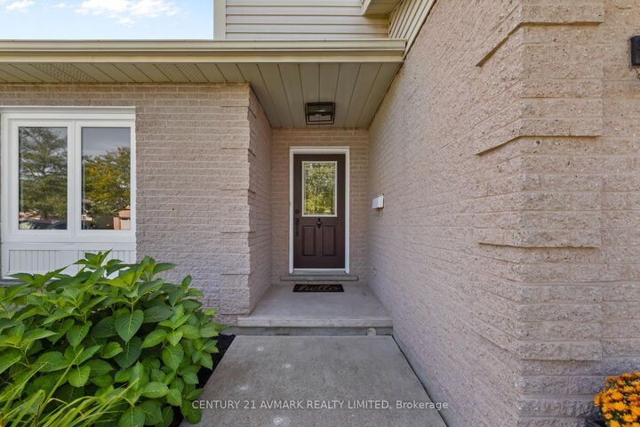 Property Photo:  65 Wellandvale Drive  ON L3C 7C5 