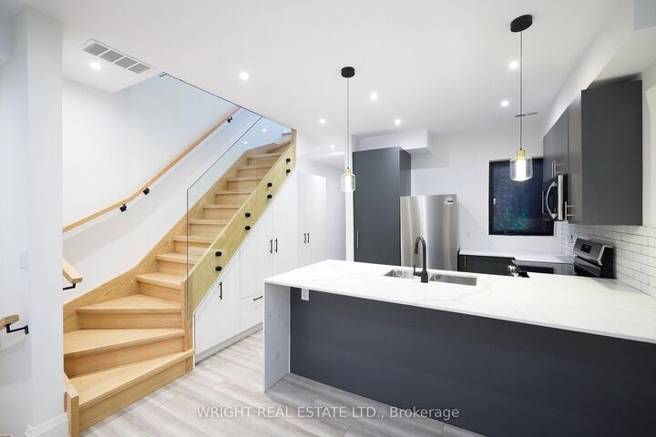 Property Photo:  71 Oxford Street  ON M5T 1P2 