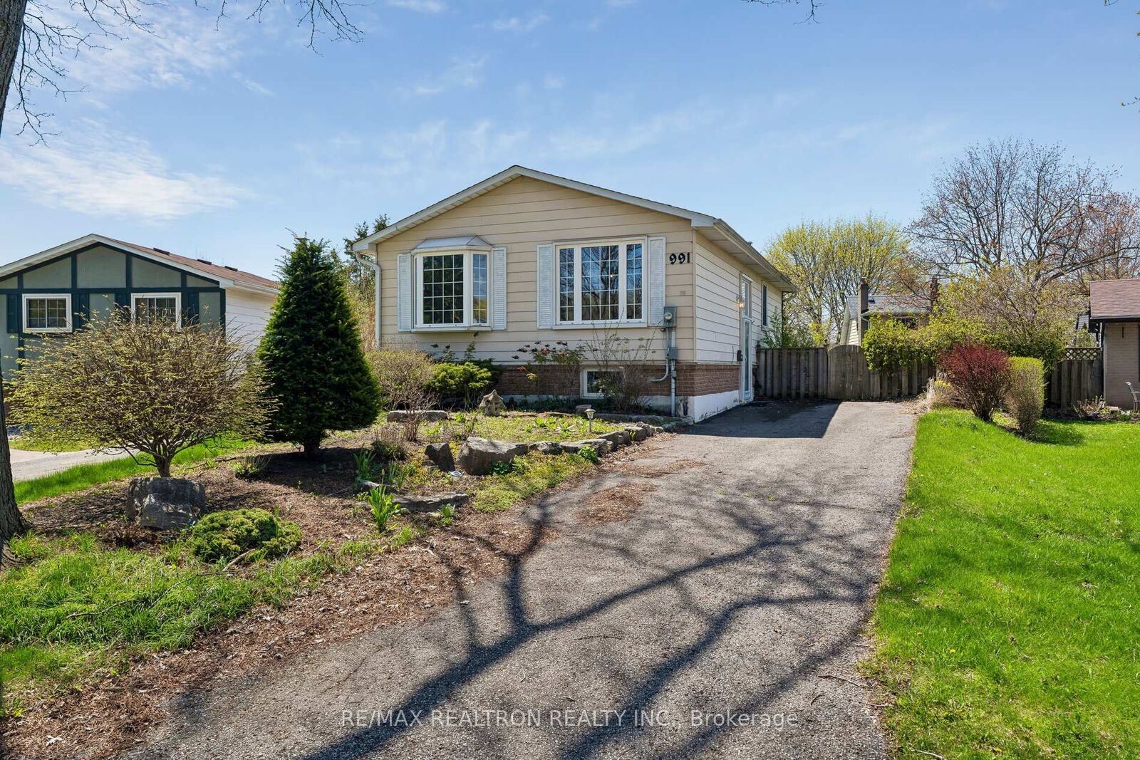 Property Photo:  991 Cardinal Court  ON L1G 6Y4 