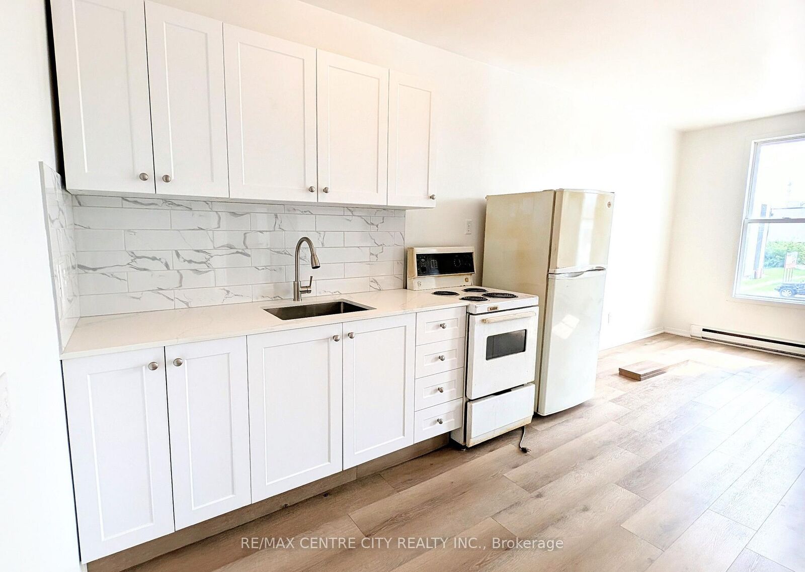 Property Photo:  827 Talbot Street 2  ON N5P 1C3 