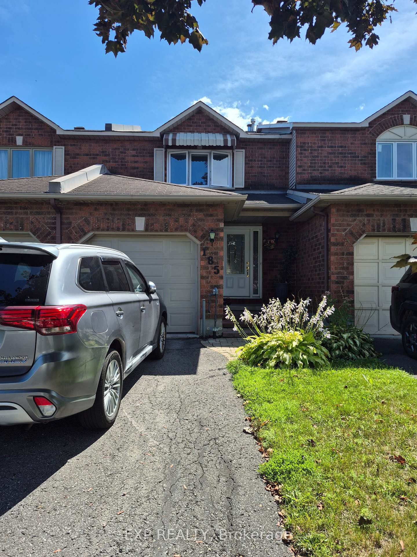 Property Photo:  185 Hunterswood Crescent  ON K1G 5V8 