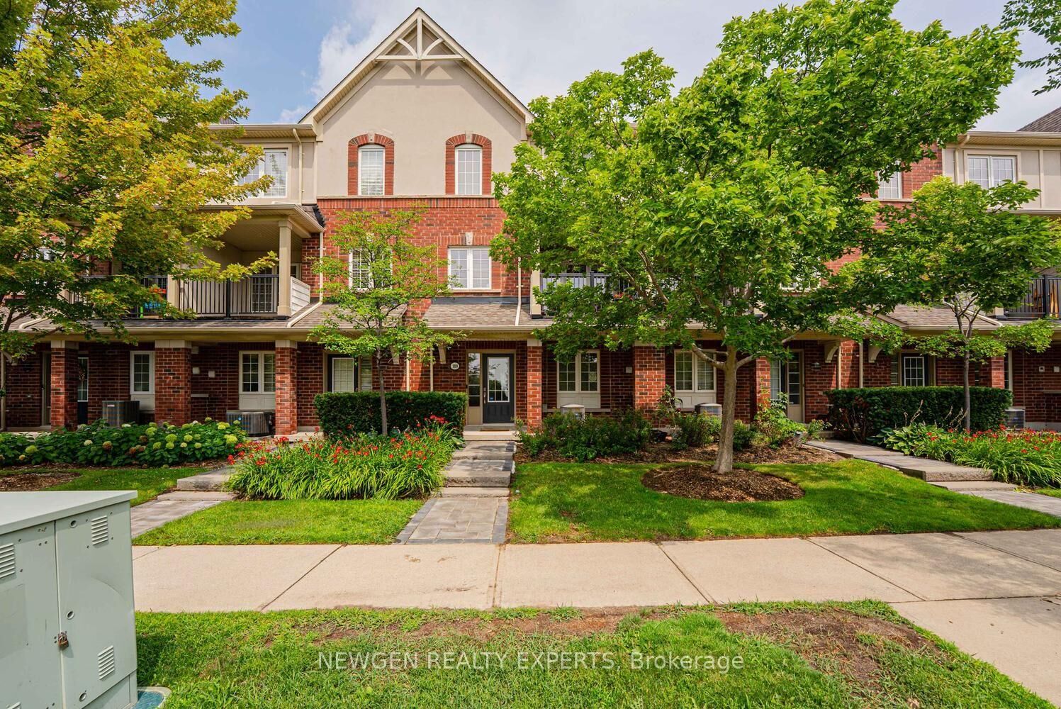 Property Photo: 109 Georgian Drive 21 ON L6H 0E7
