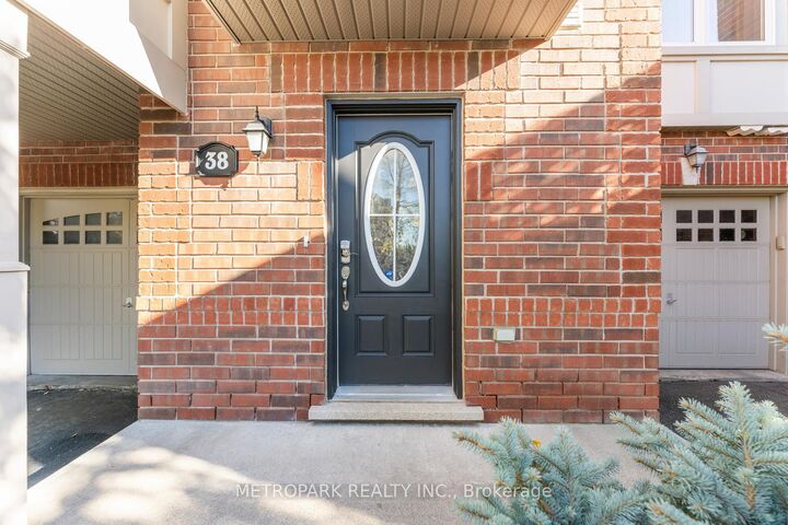 Property Photo:  38 Gleave Terrace  ON L9T 7B5 
