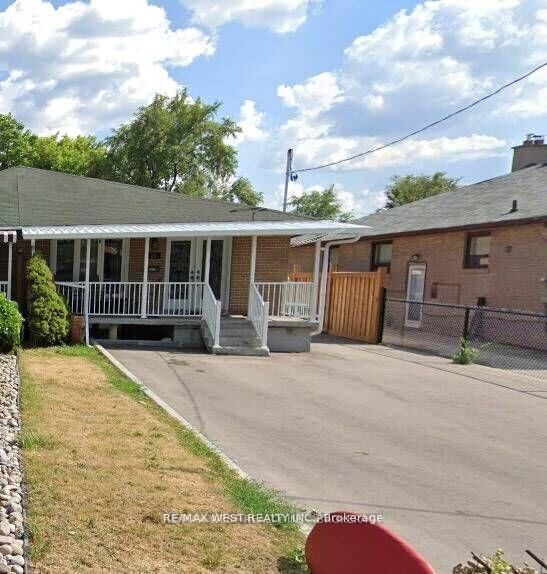 Property Photo:  25 Coronado Court Upper  ON M9M 1S6 