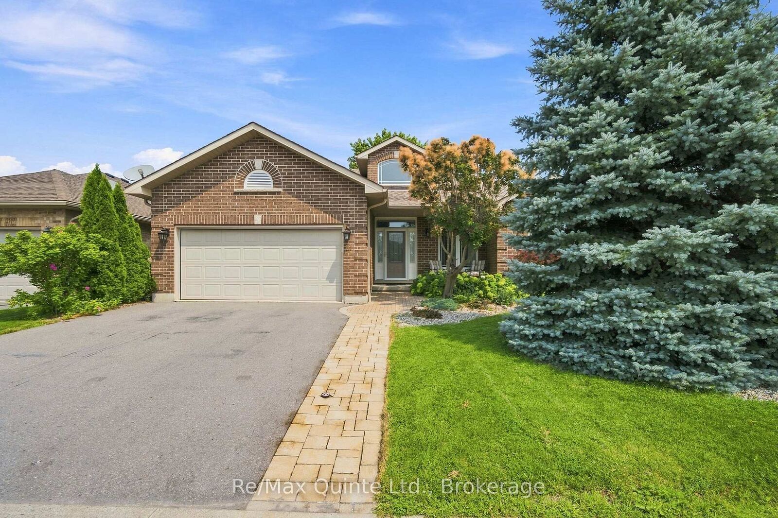 Property Photo:  31 Essex Drive  ON K8N 0M9 