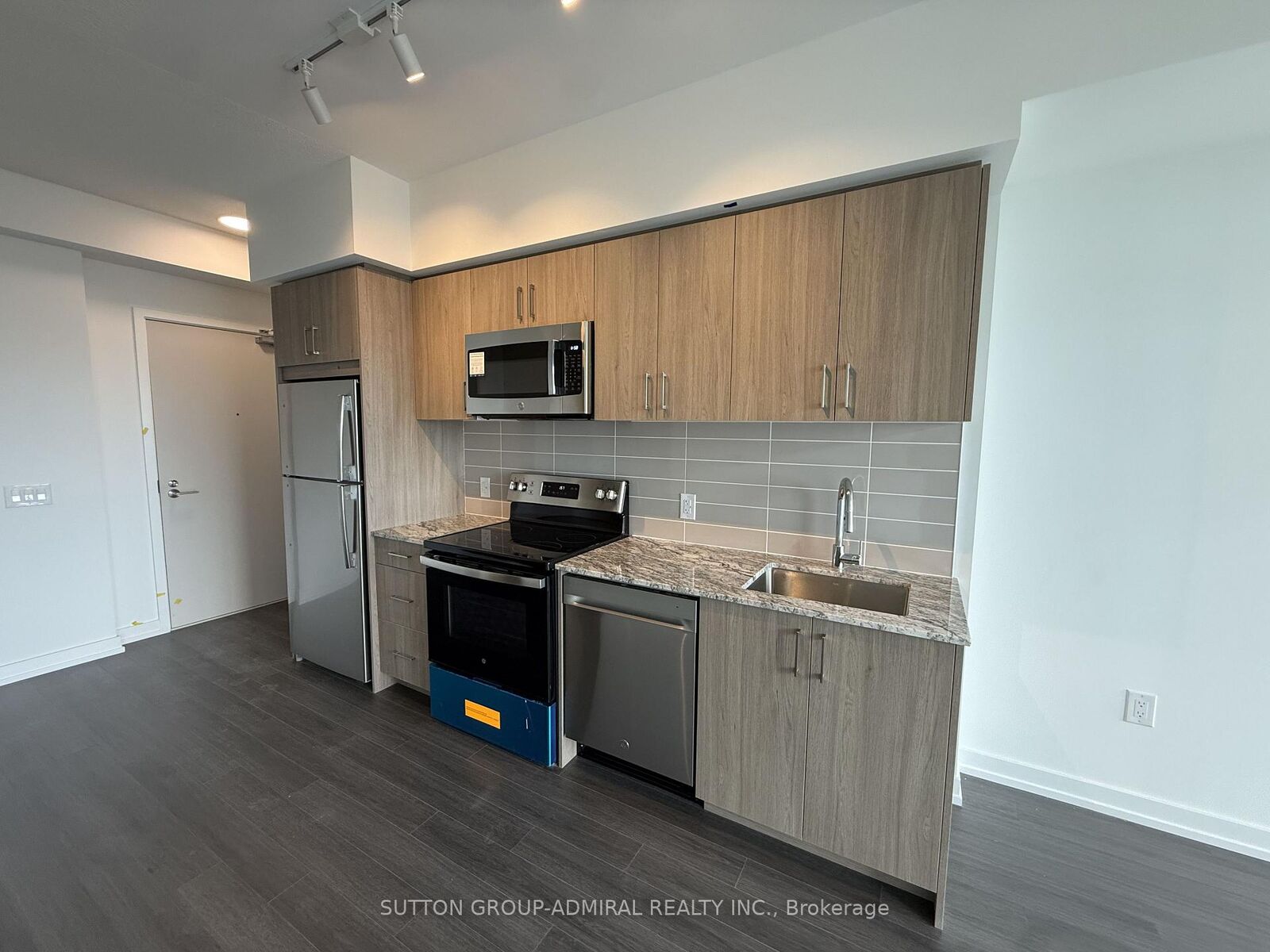 Property Photo:  4010 Eglinton Avenue 2311  ON M9A 0G5 