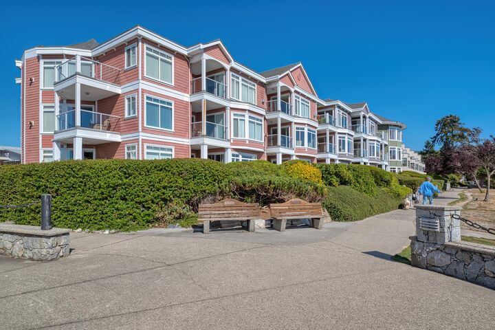 Property Photo:  5470 Inlet Avenue 202  BC V7Z 0H4 