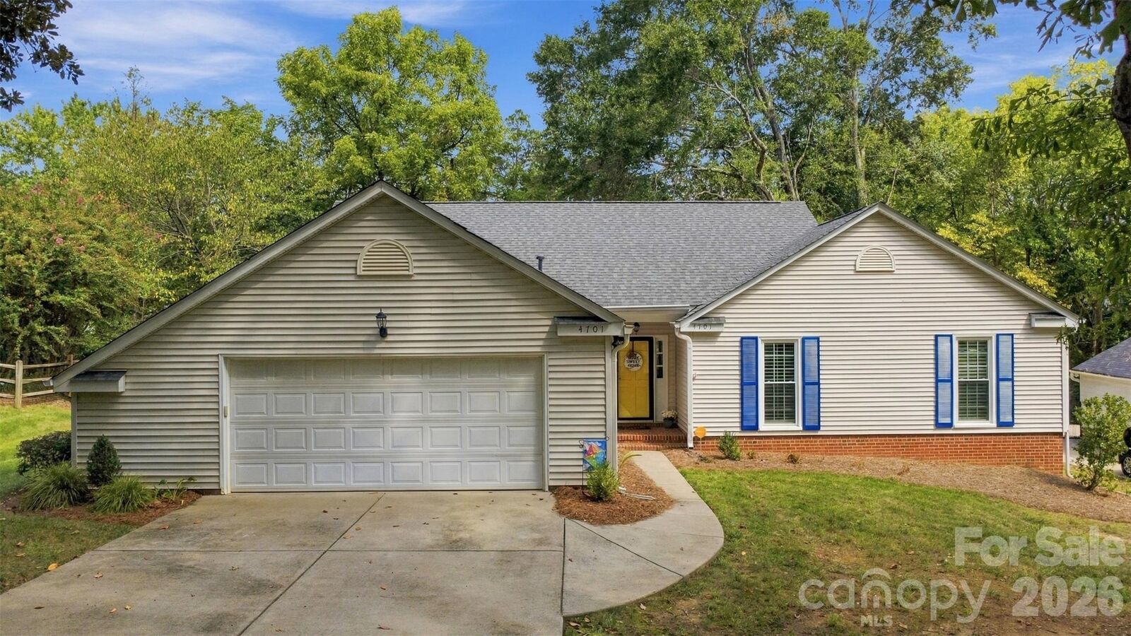 Property Photo: 4701 Dawnridge Drive NC 28226