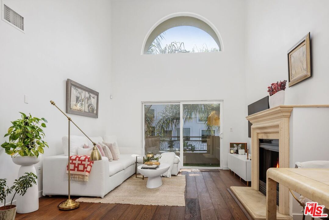 Property Photo:  1319 N Detroit St, Unit Ph1  CA 90046 