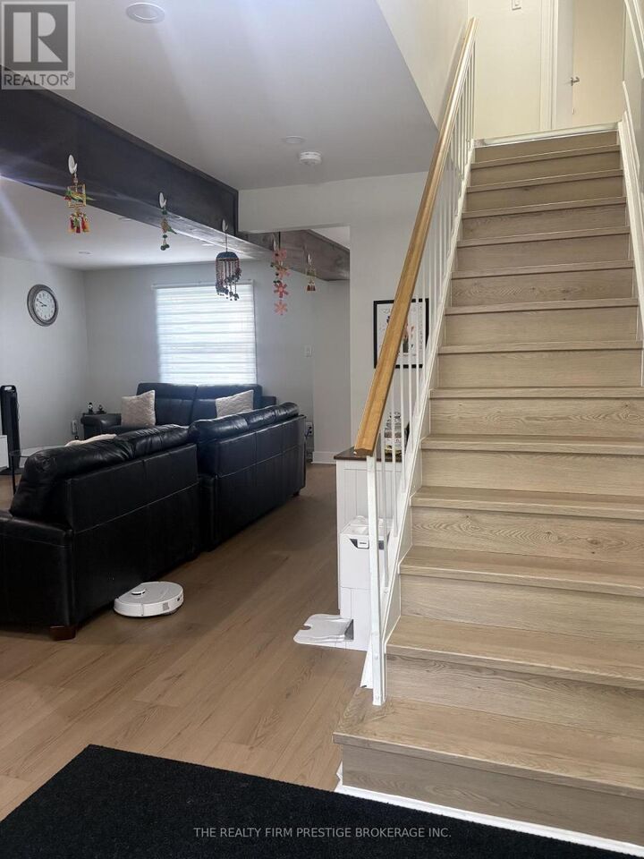 Property Photo:  612 Fox Mill Place Main/Upper  ON N6J 2B2 