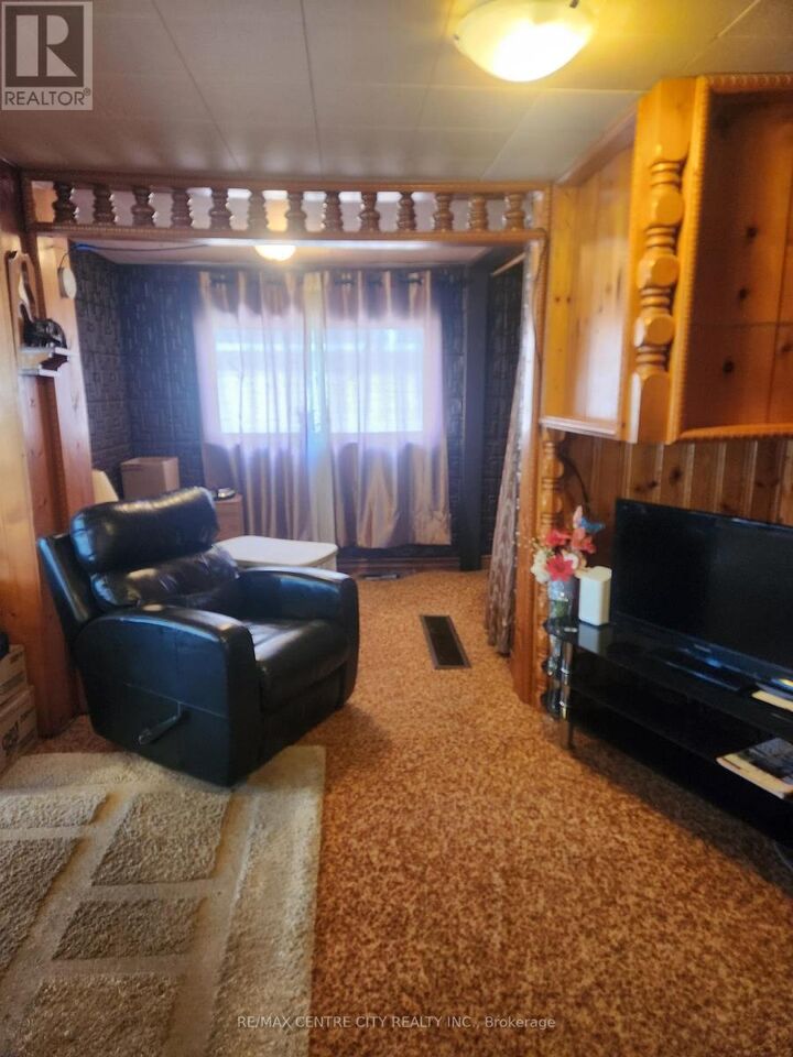 Property Photo:  31 Queen Street  ON N7G 2H5 