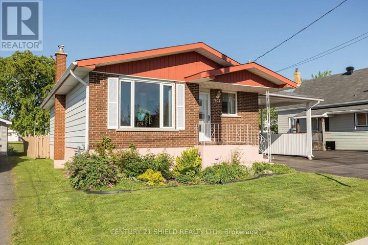 Property Photo: 1107 Grand Avenue ON K6H 4T6