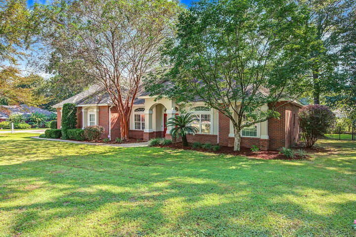Property Photo: 5833 Hunting Meadows Drive FL 32536