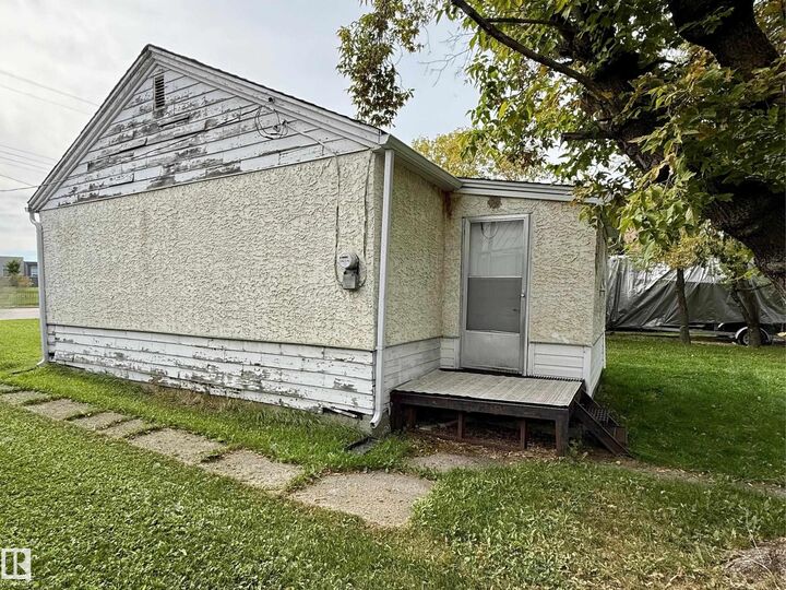 Property Photo:  806 16 Avenue  AB T9M 1L2 