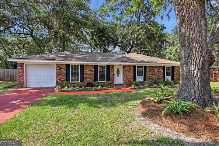 Property Photo:  605 Leaning Oaks Drive  GA 31410 