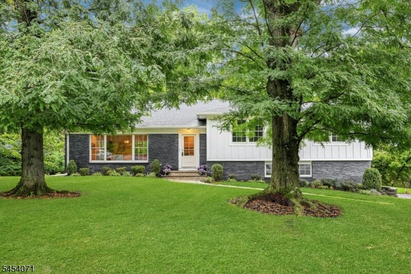 Property Photo:  9 Crestview Ct  NJ 07042 