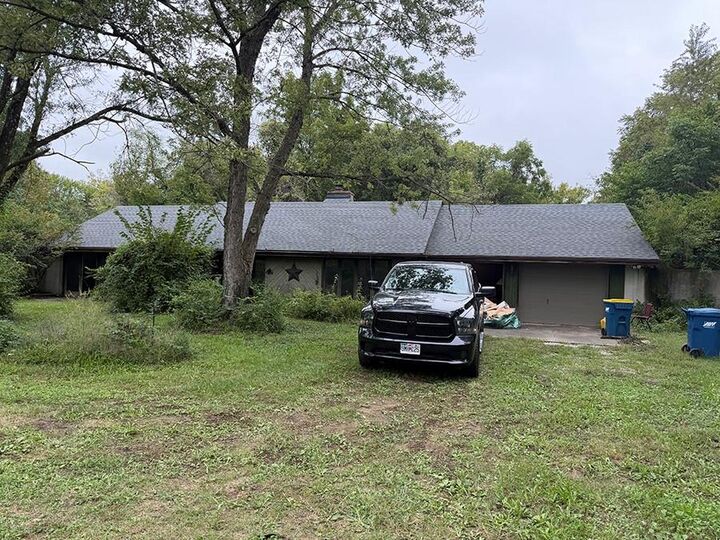Property Photo:  1405 Lynwood Court  MO 64068 