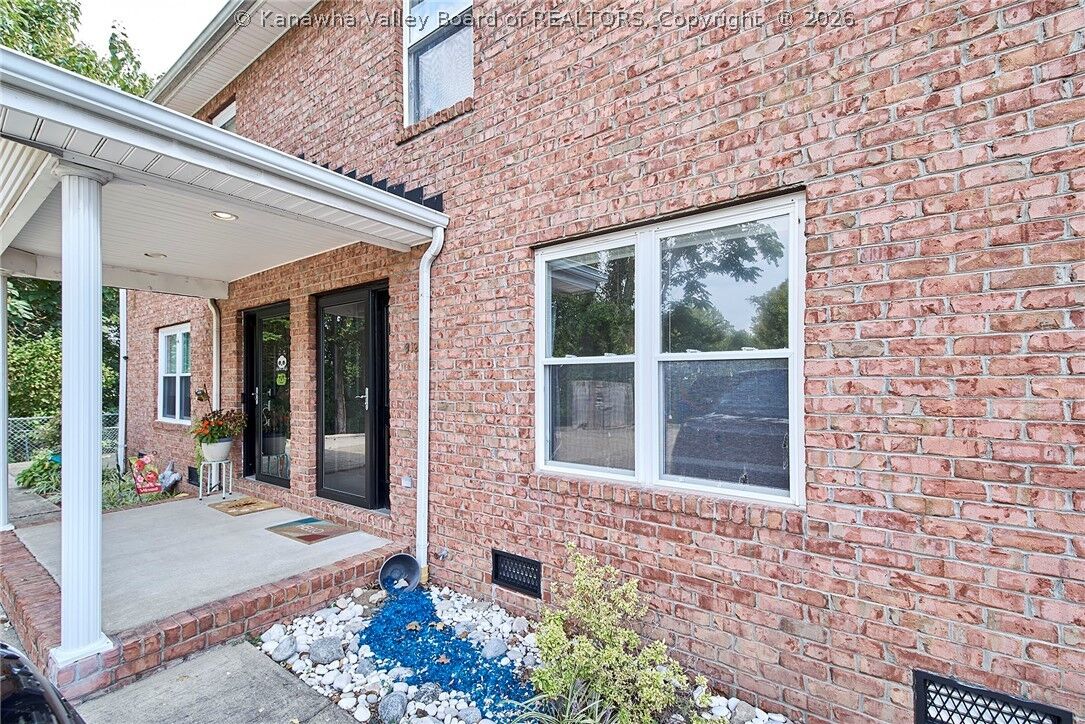 Property Photo: 812 Lakeview Drive WV 25313