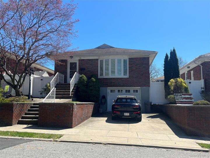 Property Photo:  54 Alpine Court  NY 10310 