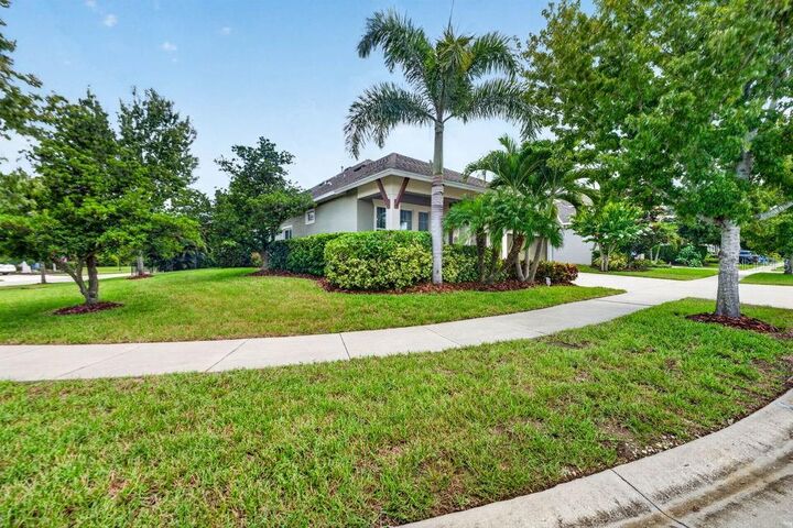 Property Photo: 6127 Shadowlake Drive FL 33572