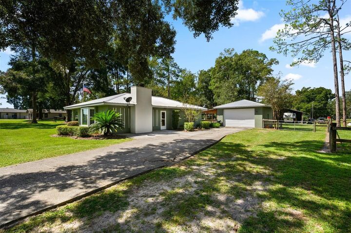 Property Photo: 6050 NE 185th Terrace FL 32696