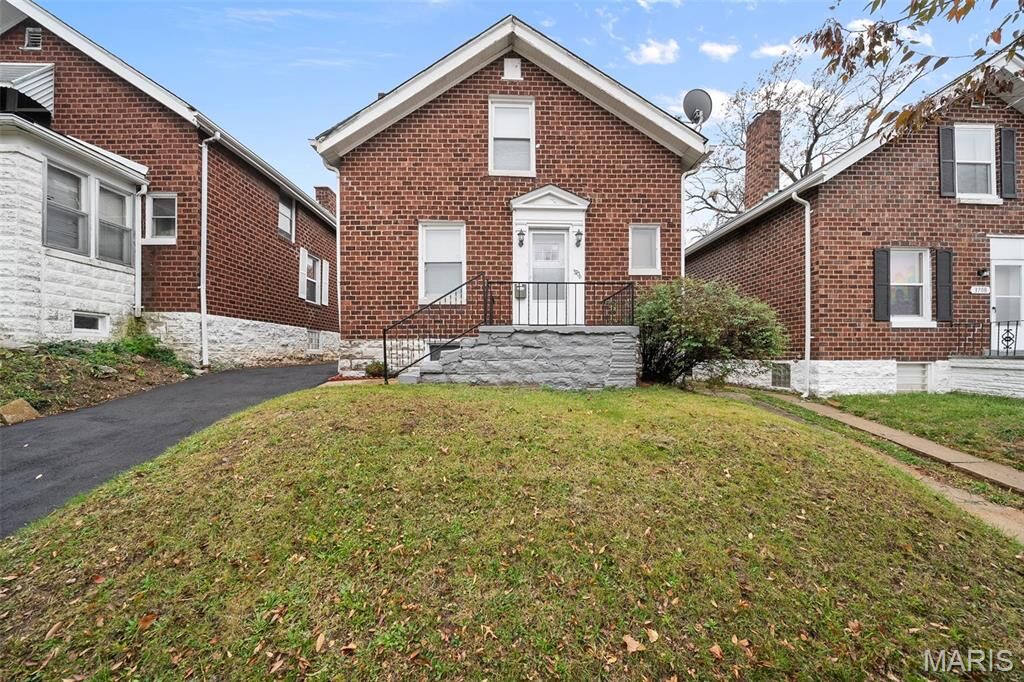Property Photo:  3706 Neosho Street  MO 63116 