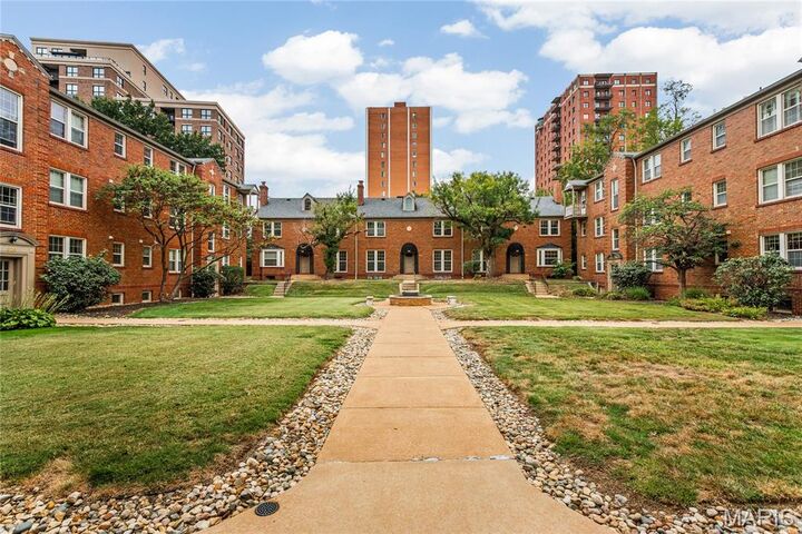 Property Photo: 827 Westwood Drive 3E MO 63105
