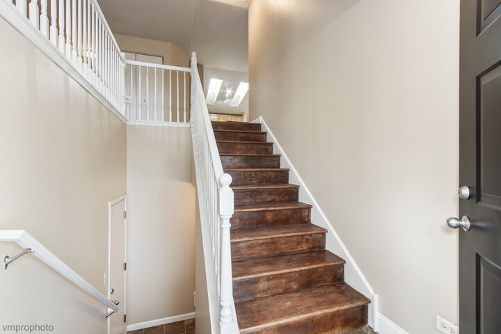 Property Photo:  1582 Matthew Drive 1582  IL 60102 